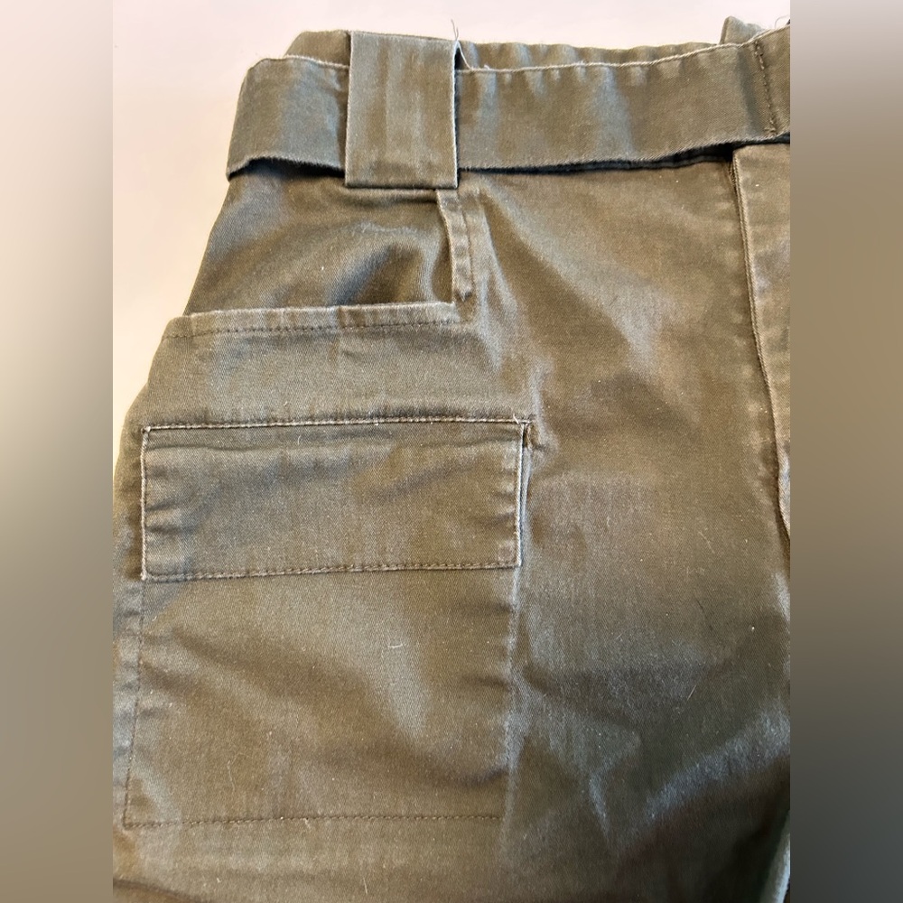 Express x Olivia Culpo army green belted Cargo shorts Size 4.  Cotton/spandex. - Picture 3 of 13